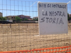 Cartello protesta Selargius archeologico cantiere