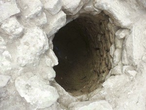 Pozzo ritrovato nel cantiere in una foto di Mauro Pili.