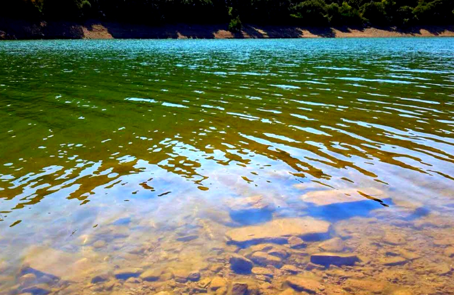 Sotto il lago Corsi, ruderi e vecchie strutture a due passi da Iglesias