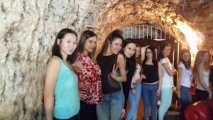 Ragazze nella location di Grotta Marcello.