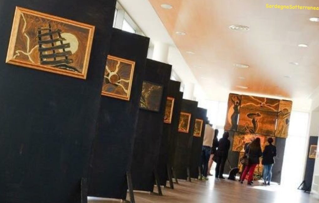 La galleria d'arte temporanea con le opere dell'artista 