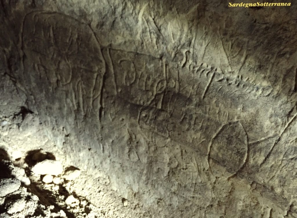 Incisioni sulla parete di roccia