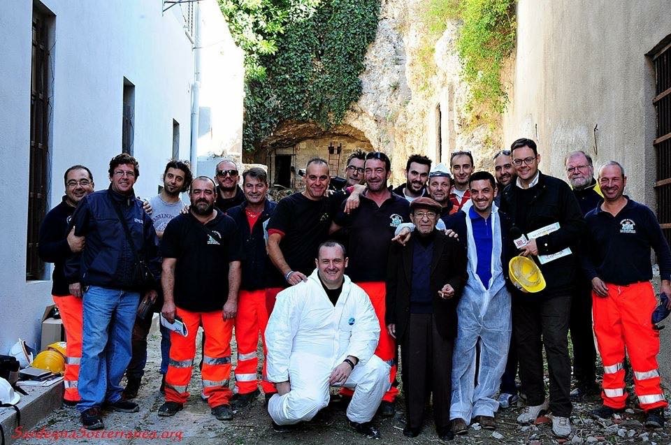 Durante la pulizia con diretta televisiva di un'area archeologica cittadina