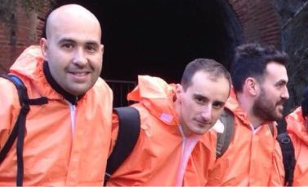 Guido, primo da sinistra va destra, durante una esplorazione