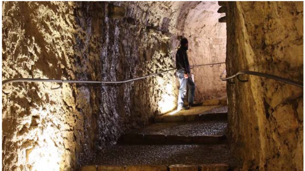 Le scale d'accesso alle cannoniere usate come rifugio di guerra.