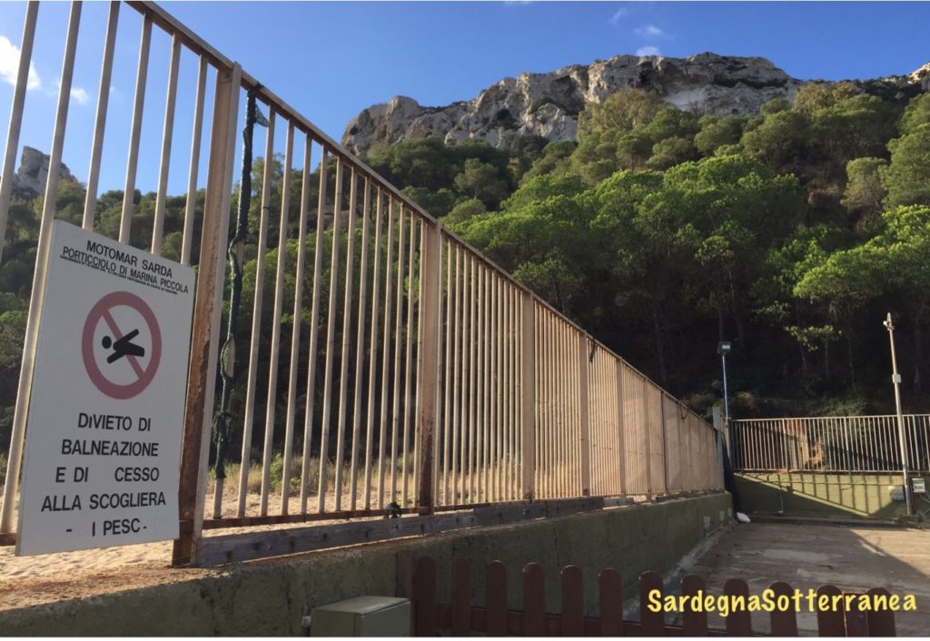 La spiaggia nascosta di Marina Piccola, il muro e i divieti.