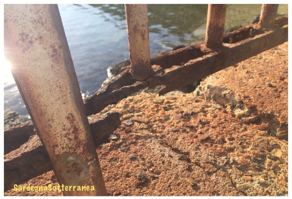 La rete arrugginita che chiude la spiaggia