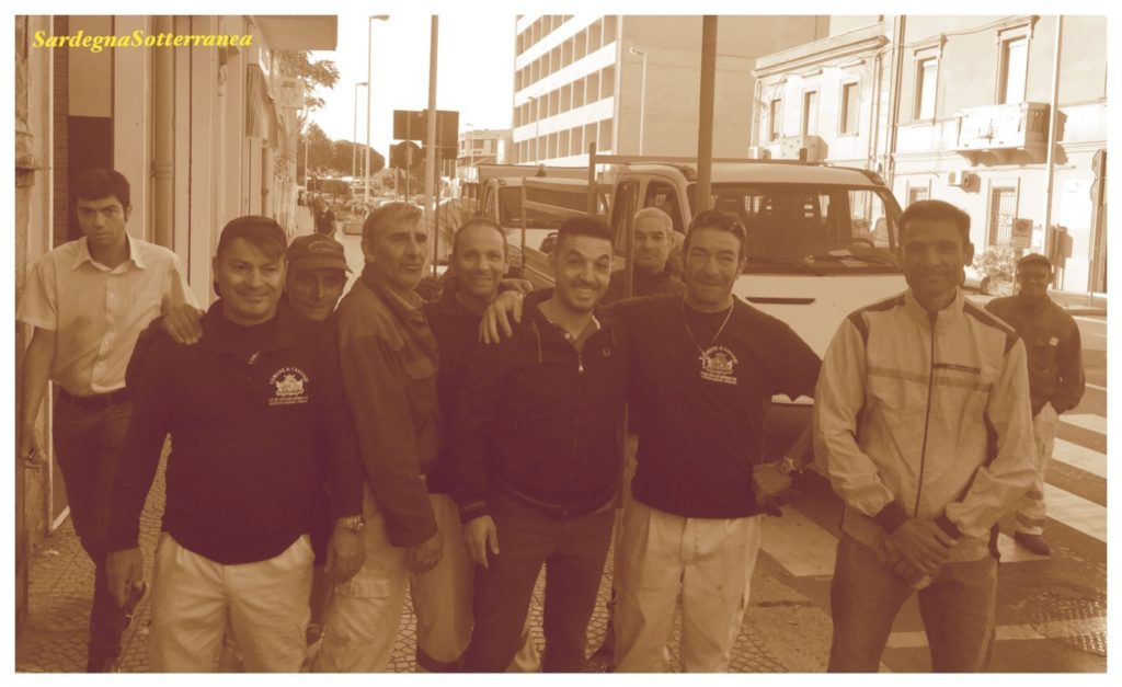 Gruppo di volontari con la società De Vizia.