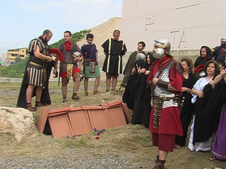 Ricostruzione di un funerale al tempo dell'antica Roma.