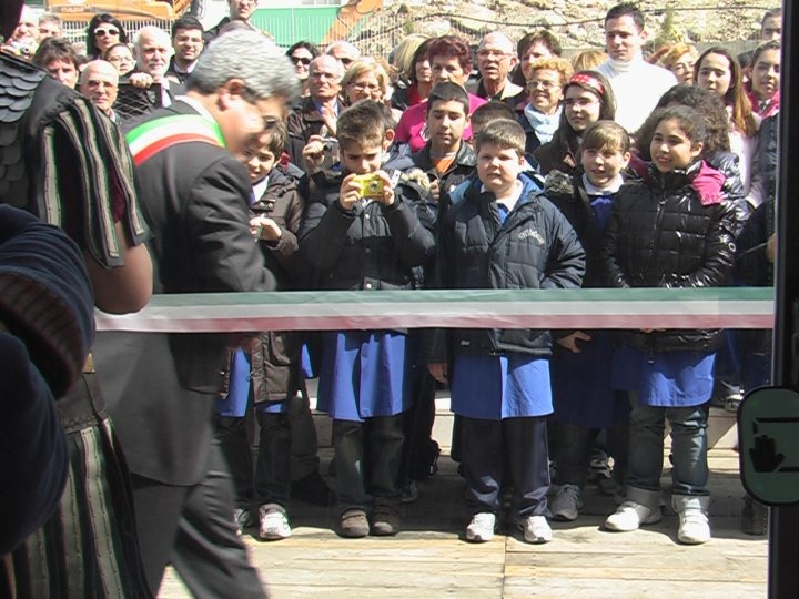 Il taglio del nastro nella necropoli di Quartucciu. Era il 2010.