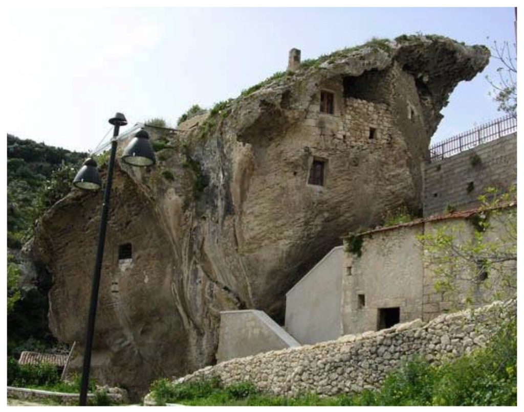 Sedini la casa nella roccia