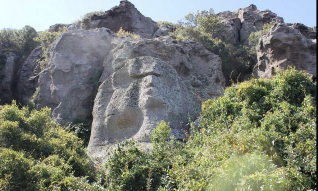 La sfinge nelle montagne sarde di San Giovanni Suergiu.