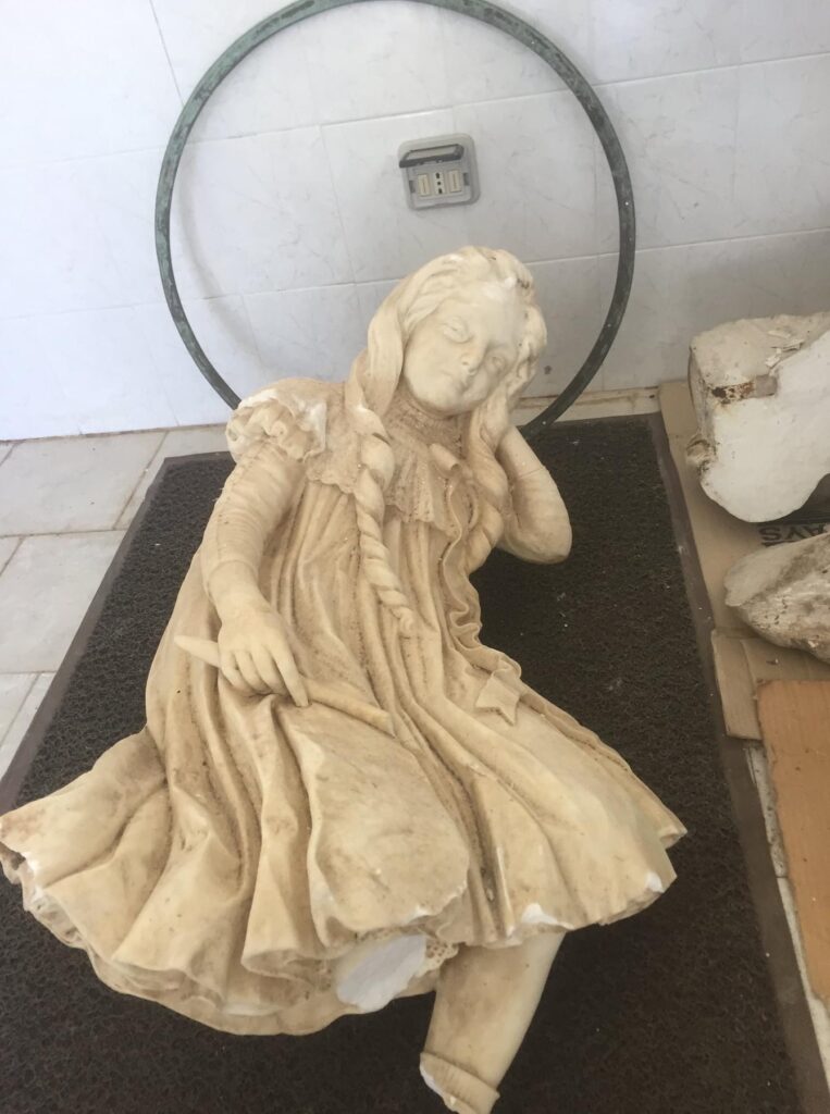 Zaira, la statua ai tempi della sua vandalizzazione.