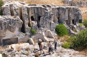 Nel cuore di Tuvixeddu, esplorando la città dei morti