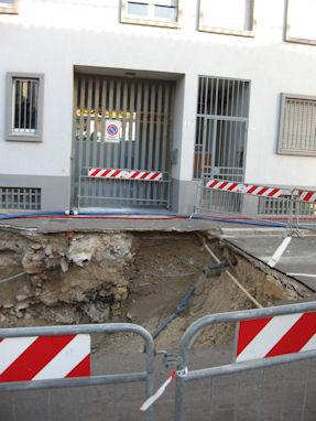 Crollo nella strada