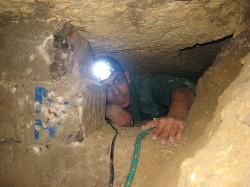 Prospezione speleologica in un varco creato nel sottosuolo.