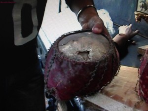 Cranio ricoperto dal velluto e filo d'oro