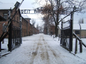 Auschwitz_Ingresso_Wikip