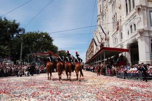 Carabinieri a cavallo nel Largo