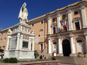 Oristano la statua che ritrae Eleonora D'Arborea.