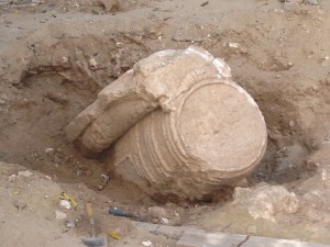 La grande pietra scoperta sotto la piazza. Foto Polastri. 