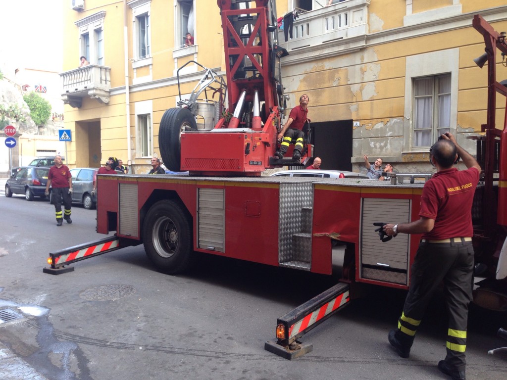 I vigili del fuoco in azione in via Temo.