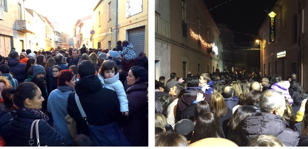 La fila per accedere al villaggio 
