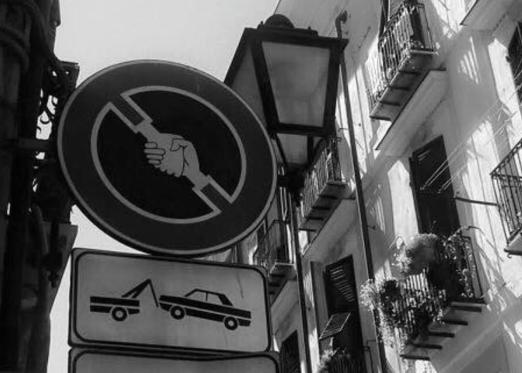 Il cartello "matto" in uno scatto di Rossella Angioni 