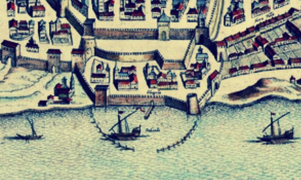 Porta d'accesso a Cagliari dal porto MEDIEVALE. Si notino i pali e il pontile.