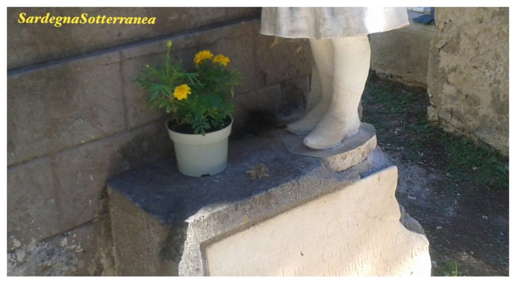 La tomba nella quale le api hanno costruito un alveare.