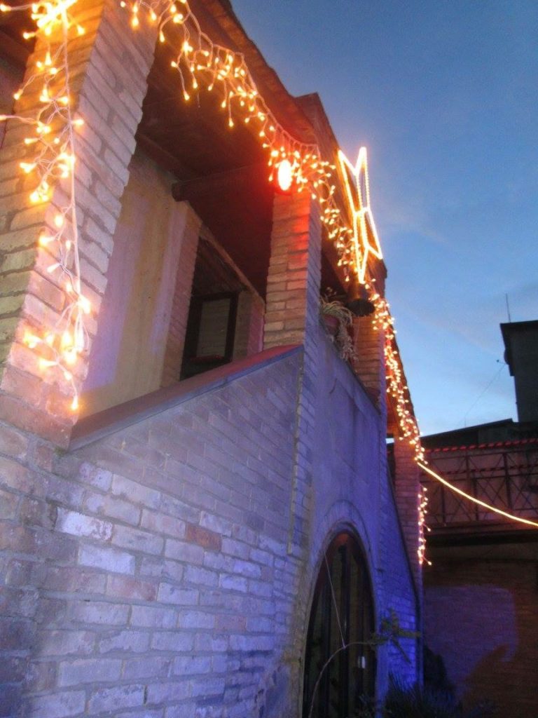 La facciata della casa di babo Natale a San Sperate