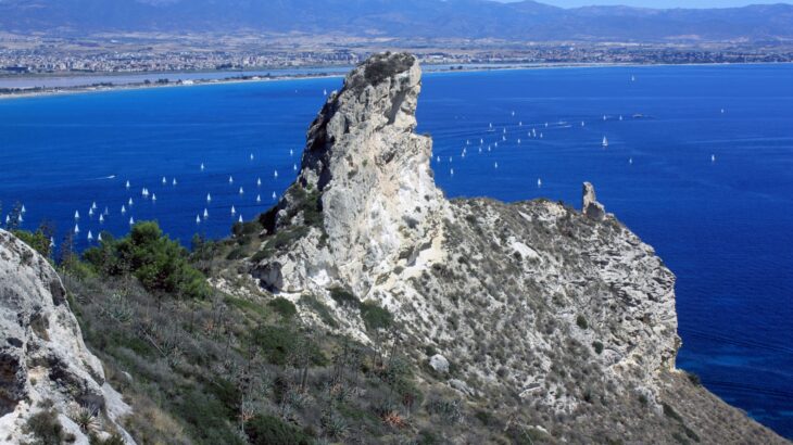 Cagliari, la bellissima insenatura e le acque cristalline di Cala Fighera a Cagliari. Foto di M. Polastri - © Sardegna Sotterranea.