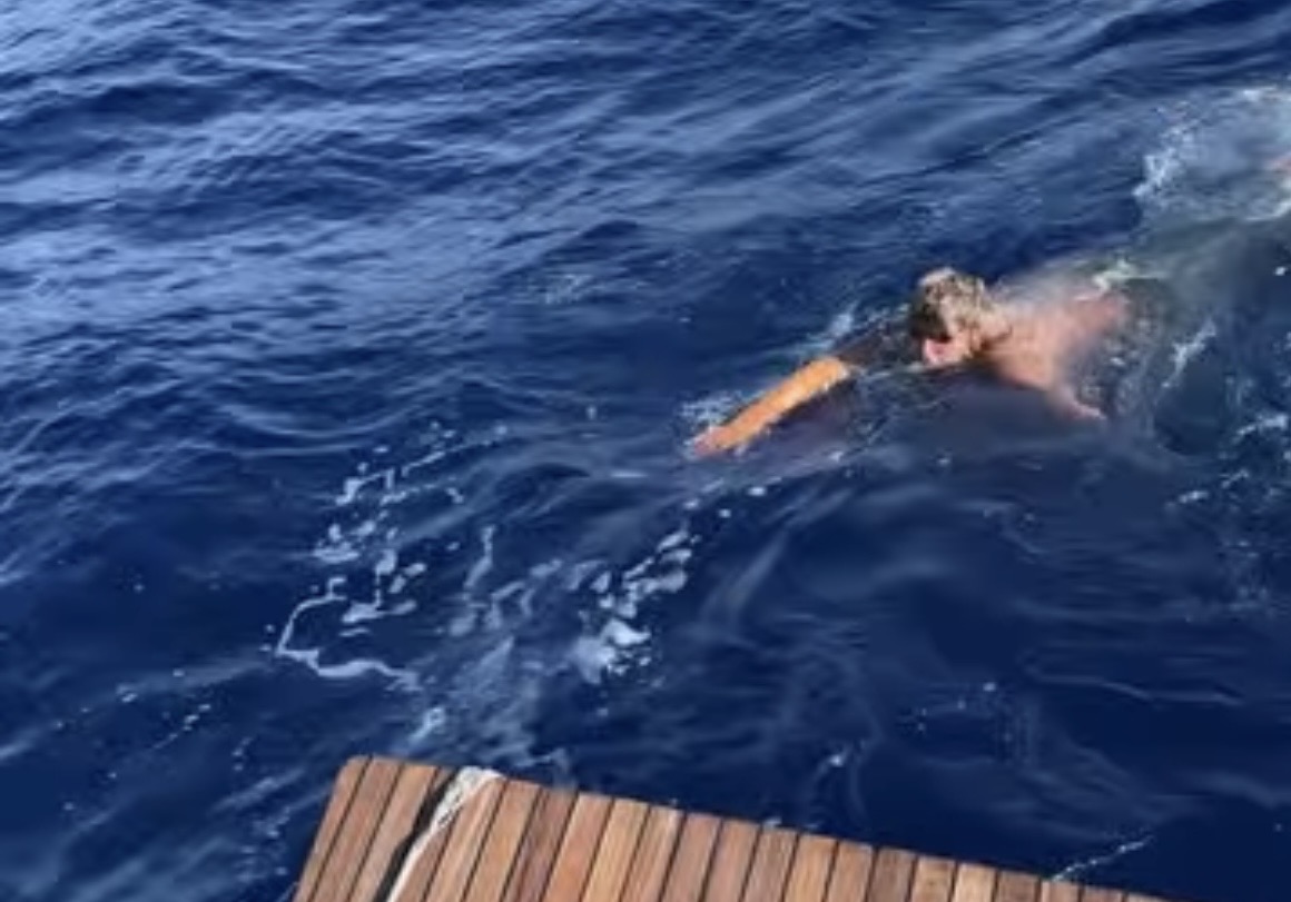 Gabriele Catta nuota nel Mediterraneo per una gara di solidarietà
