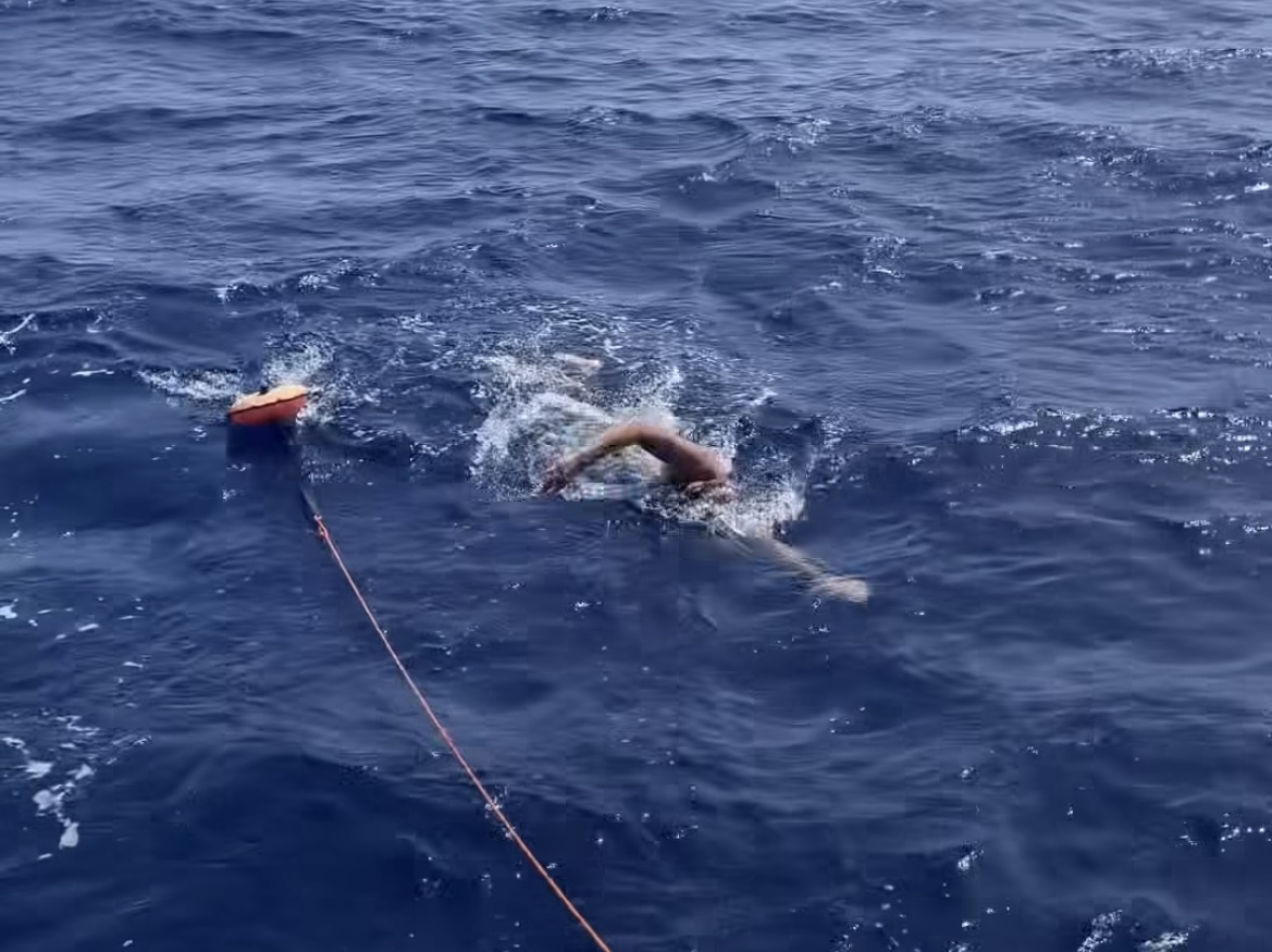 Gabriele Catta nuota nel Mediterraneo per una gara di solidarietà