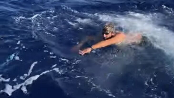 Gabriele Catta nuota nel Mediterraneo per una gara di solidarietà