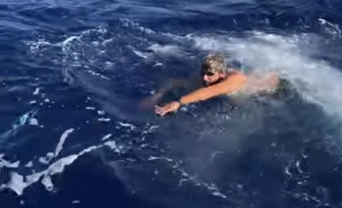 Gabriele Catta nuota nel Mediterraneo per una gara di solidarietà