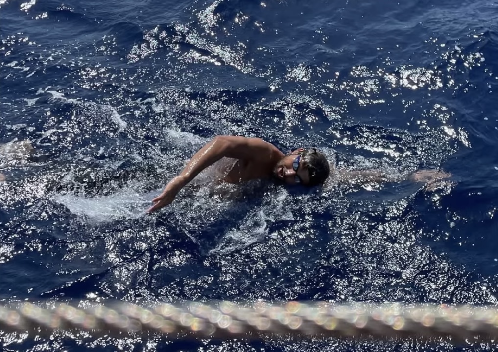 Gabriele Catta nuota nel Mediterraneo per una gara di solidarietà